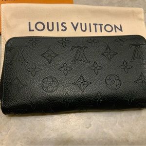Louis Vuitton Zippy Wallet.  Mahina Calf Leather.  Black.  Silver hardware.